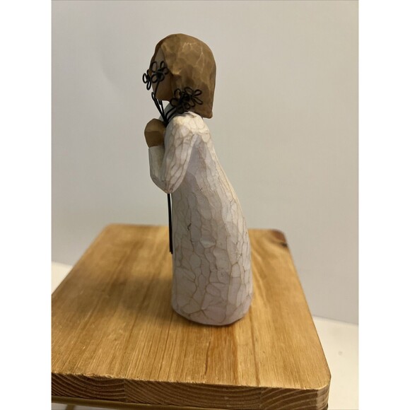 Demdaco Willow Tree Susan Lordi 2004 Friendship Angel Hugging Flowers Figurine - Picture 2 of 5
